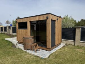 Sauna NERO s dřevěnou fasádou, velkým oknem a bočním vstupem