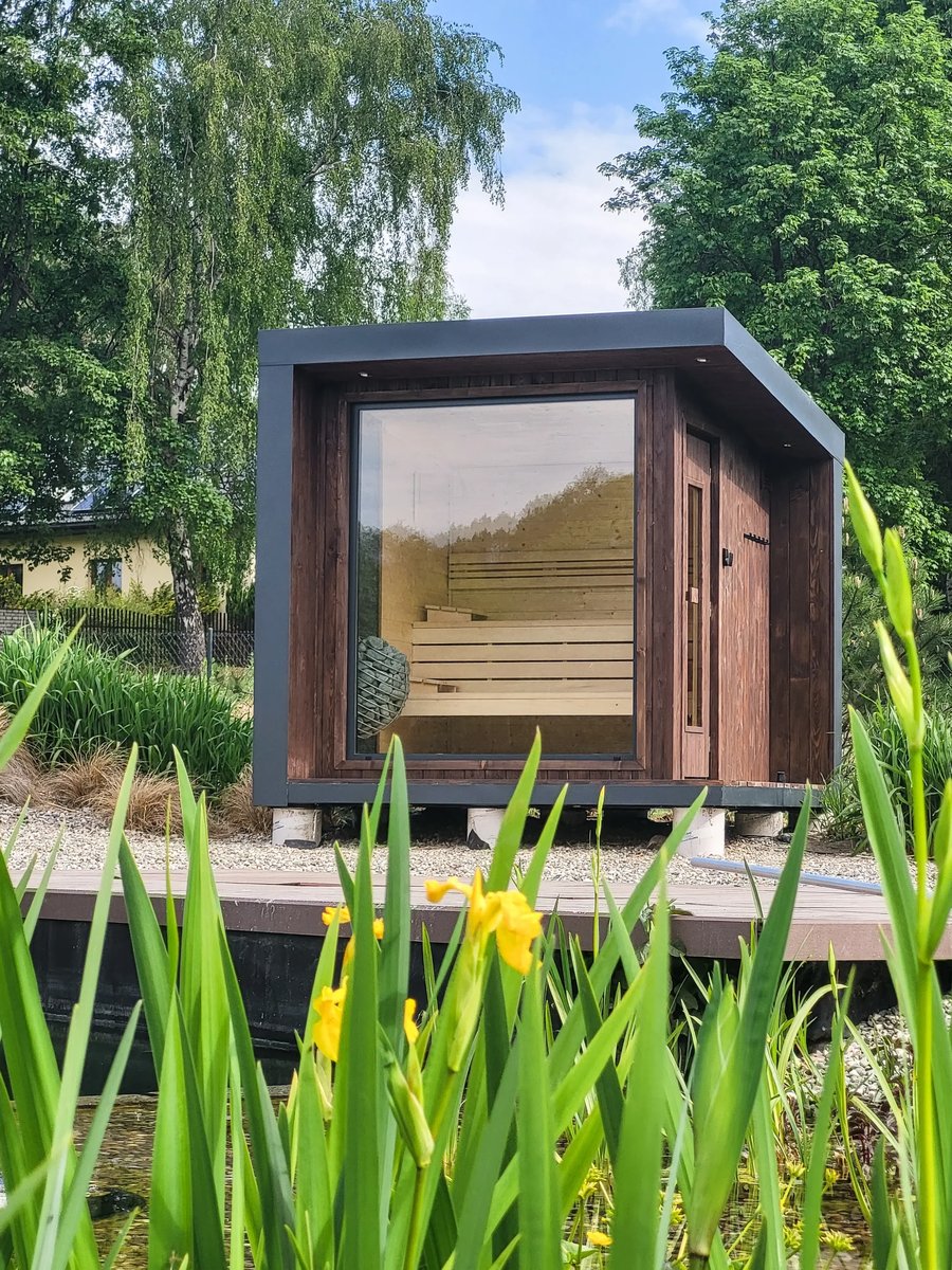 Sauna STELA s panoramatickým oknem v zahradě u jezírka