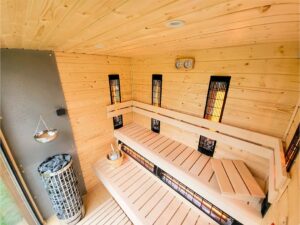 Sauna NATY, realizace: interiér s lavicemi a kamny