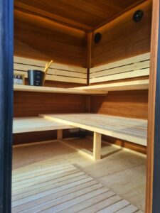 Sauna NELA, realizace: interiér s lavicemi