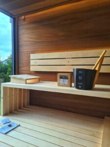 Sauna NELA, realizace: lavice a kamna