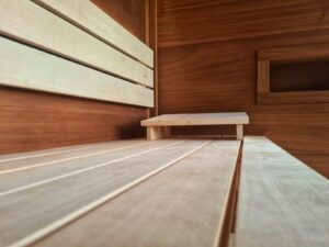 Sauna NELA, realizace: lavice