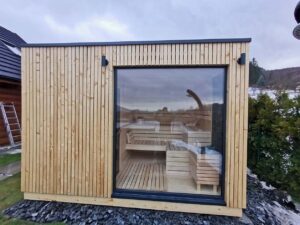Sauna NIKI, realizace: exteriér s prosklenou stěnou