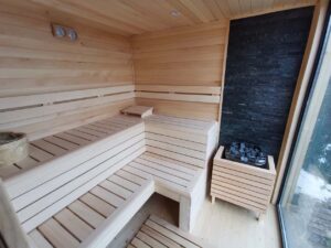 Sauna NIKI, realizace: interiér s lavicemi a kamny