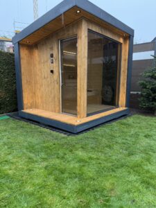 Sauna STELA, realizace: exteriér s prosklenou stěnou